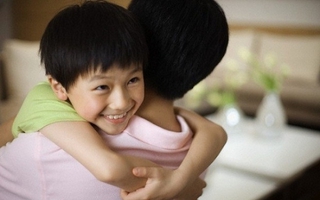 Đứa trẻ thường được cha mẹ ôm và không được ôm, cuộc sống lớn lên rất khác biệt