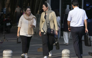 Iran truy quét các công ty không thi hành lệnh bắt buộc khăn trùm đầu đối với phụ nữ