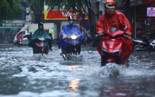 Hà Nội: Mưa trắng trời khiến đường phố ngập sâu, nhiều xe chết máy giữa đường