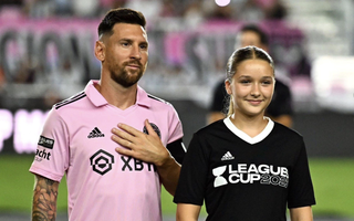 Con gái David Beckham "gây sốt" qua khoảnh khắc chung khung hình với Lionel Messi