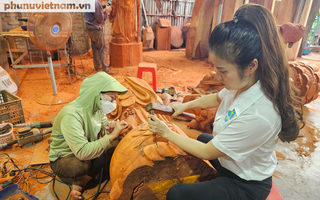 Phụ nữ Đông Giao cầm đục chạm khắc gỗ nghệ thuật, "giữ lửa" làng nghề