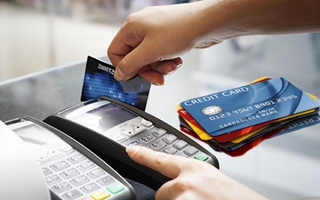 Cô gái tìm ra cách dùng thẻ tín dụng mà không lo nợ nần