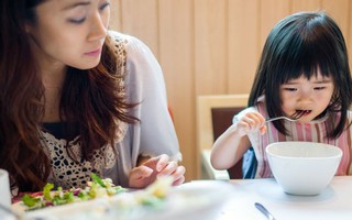 7 mẹo giúp bố mẹ nhàn tênh khi đưa con cái ra ngoài ăn, trẻ không nghịch phá