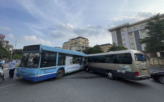 Hà Nội: Xe 29 chỗ tông trực diện vào thân xe bus khiến nhiều người hoảng sợ