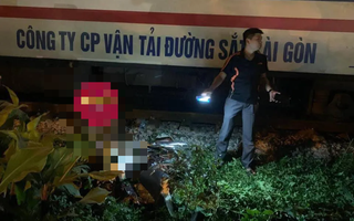 Hà Nội: Hai phụ nữ đi xe máy băng qua đường sắt va chạm với tàu hỏa, một người tử vong tại chỗ