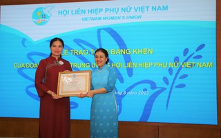 Chủ tịch Liên hiệp các tổ chức hữu nghị Việt Nam nhận bằng khen của Trung ương Hội LHPN Việt Nam