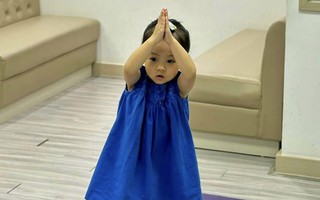 Mới 3 tuổi, con gái Cường Đô la đã tập yoga, gây chú ý với biểu cảm nghiêm túc 