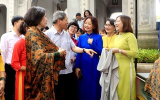 Hội viên, phụ nữ Thủ đô hỗ trợ trang phục phù hợp cho khách tham quan di tích