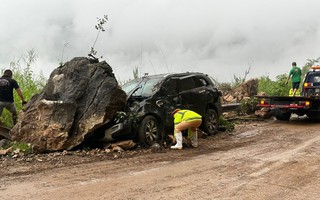 Sạt lở tại Hòa Bình, tảng đá rơi từ vách núi trúng ô tô trên quốc lộ 6