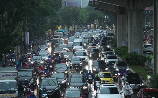 Hà Nội: Mưa lớn đúng giờ đi làm, người dân chen chân giữa dòng xe chật cứng