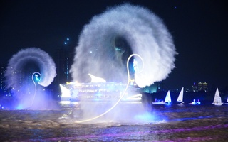 Choáng ngợp màn biểu diễn flyboard kết hợp ánh sáng nghệ thuật trên sông Sài Gòn