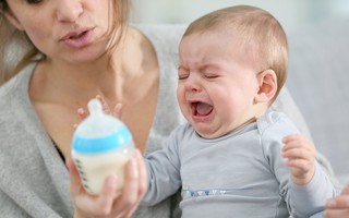 Cha mẹ nên làm gì khi bé bước vào thời kỳ lười bú sữa?