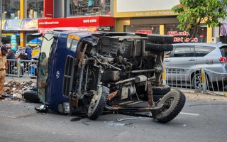 TPHCM: Người dân nâng xe ben, đưa cô gái bị mắc kẹt đi cấp cứu 