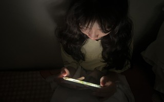 Người trẻ thức khuya “cày” phim: Những hậu quả khó lường