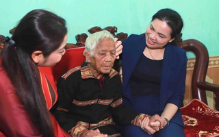 Lãnh đạo Hội LHPNVN thăm, tặng quà Mẹ Việt Nam anh hùng tại Gia Lai