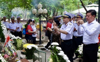 Đoàn đại biểu TPHCM dâng hương tưởng niệm các Anh hùng liệt sĩ tại Nghĩa trang Hàng Dương