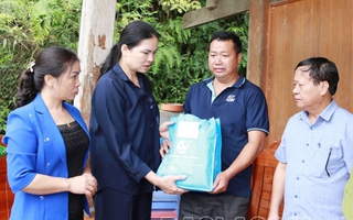 Chủ tịch Hội LHPN Việt Nam thăm hỏi các gia đình bị thiệt hại do lũ ống ở Lào Cai