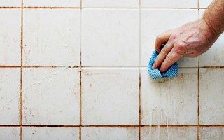 Cách hay giúp làm sạch rãnh gạch đen trong nhà tắm 