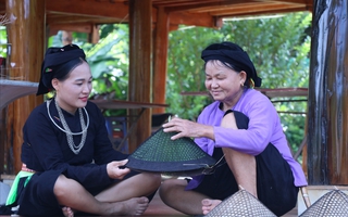 Về Quang Bình xem phụ nữ Tày đan nón lá hai mê