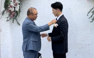 HLV Park Hang-seo tự tay chỉnh caravat cho tuyển thủ Việt Nam trong ngày cưới