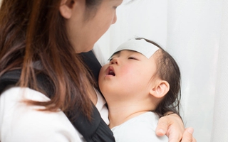 3 dấu hiệu nguy hiểm khi trẻ bị sốt, bố mẹ cần đưa con đi khám ngay