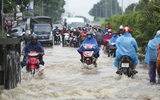 Hà Nội: Đại lộ Thăng Long vẫn ngập như sông, phương tiện chết máy hàng loạt