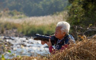 Nhiếp ảnh gia hơn 40 năm chụp ảnh bằng một tay bất chấp mạng sống để “săn ảnh”