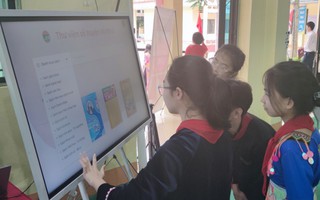 Học sinh vùng cao Võ Nhai trải nghiệm Tủ sách thông minh trong ngày khai giảng