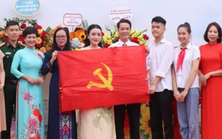 Trường PTCS Xã Đàn nhận lá cờ Đảng từ Quần đảo Trường Sa trong ngày Khai giảng