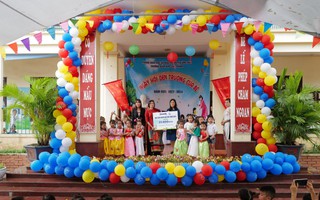 Quỹ sữa vươn cao Việt Nam và Vinamilk trao sữa đến trẻ em nhân dịp năm học mới
