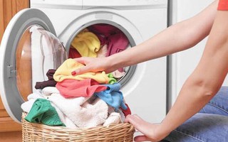 Quần áo của trẻ sơ sinh có nên giặt chung với người lớn không?