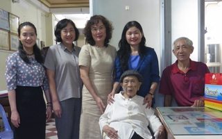 TƯ Hội LHPN Việt Nam thăm, tặng quà nữ cán bộ lão thành cách mạng và trẻ em ở Khánh Hòa