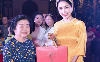 Hoa hậu Trịnh Thanh Hồng chia sẻ với những hoàn cảnh khó khăn dịp Tết