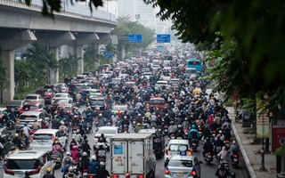 Ngày làm việc đầu tiên của năm 2024, đường phố Hà Nội lại ùn tắc, người dân chật vật di chuyển