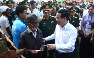 Chủ tịch nước Võ Văn Thưởng trao tặng bò giống cho người nghèo nơi biên giới ở Kiên Giang