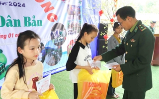 Hà Tĩnh: Trao 130 phần quà cho phụ nữ nghèo biên giới và trẻ em mồ côi 