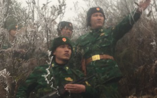 Bộ đội biên phòng Hà Giang đi tuần tra trong băng giá
