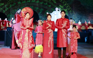 Trình diễn áo dài rồng phượng tại Hoàng thành Thăng Long