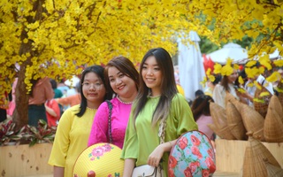 TPHCM: Chị em diện áo dài du xuân sớm tại Lễ hội Tết Việt Giáp Thìn