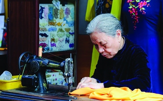 Cụ bà ngoài 80 tuổi giữ nét đẹp áo dài truyền thống giữa lòng phố cổ