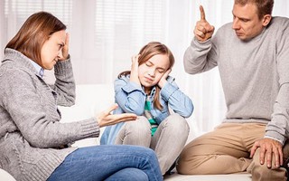 Lặp lại 4 điều mỗi khi con chưa ngoan, cha mẹ đang vô tình "đẩy con" ngày càng xa mình