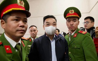 Hình ảnh 2 cựu Bộ trưởng và "ông chủ" Việt Á bị dẫn giải đến tòa