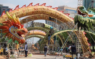 Lộ diện linh vật rồng khổng lồ trên đường hoa Nguyễn Huệ
