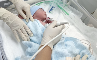 TPHCM: Em bé được thông van tim trong bào thai chào đời khỏe mạnh