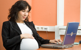 Đang mang thai, có được nhận việc về nhà làm?