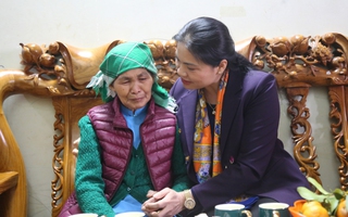 Chủ tịch Hội LHPN Việt Nam thăm, chúc mừng năm mới và tặng quà mẹ liệt sĩ tại Lai Châu