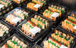 Mấy cái hộp nhựa đen đựng sushi trong siêu thị, trông thì ngon, nhưng độc hại cỡ nào?