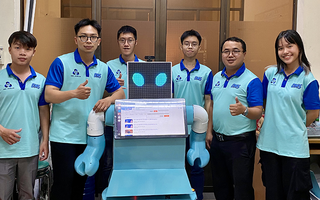 Nhóm sinh viên Đại học Bách khoa TPHCM sáng chế robot y tá thông minh