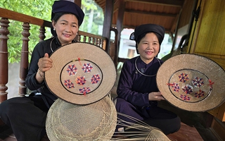 Công phu chiếc nón lá của người Tày