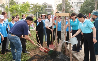 Hội LHPN TPHCM phát động trồng cây xanh, trao tặng phương tiện sinh kế cho phụ nữ khó khăn